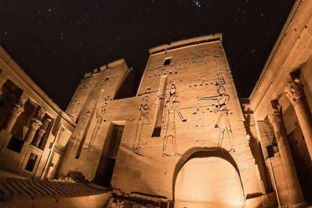 Erleben Sie ein Schauspiel der Geschichte! Die Ton- und Lichtshow im Philae Tempel