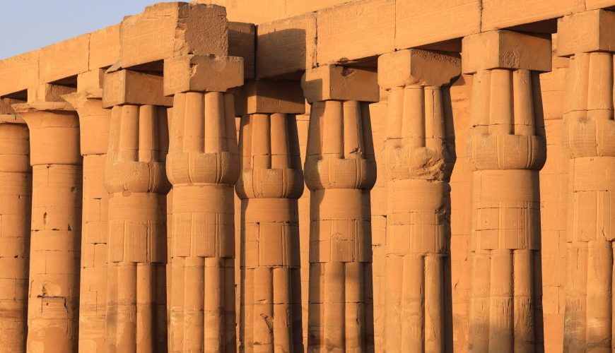 Eine Tour durch die Stadt Luxor mit einer Pferdekutsche